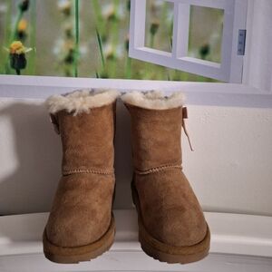 UGG PALA BOOT. SIZE 9c.